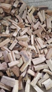 Frisches Kaminholz als Laubholz-Mix lose