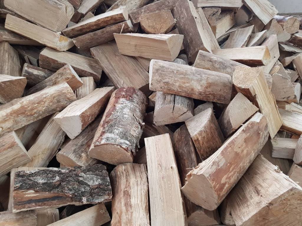 Frisches Kaminholz als Laubholz-Mix lose